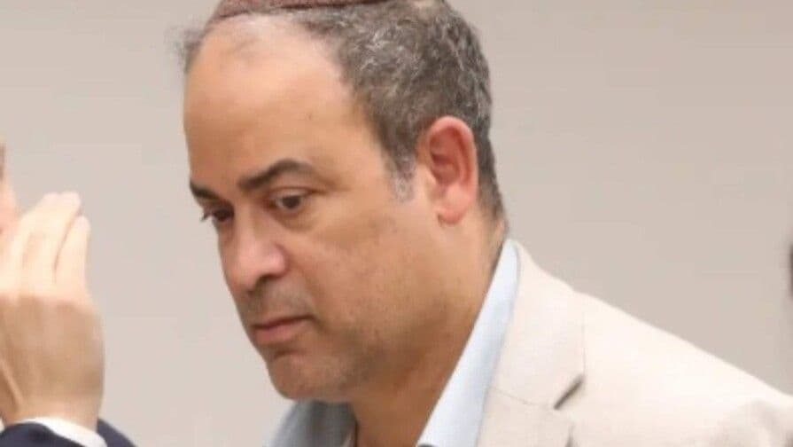 Médico dominicano enfrenta cargos por ejercicio ilegal en Nueva York