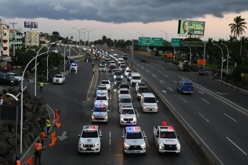 Árbol caído en autopista Las Américas deja cuatro heridos