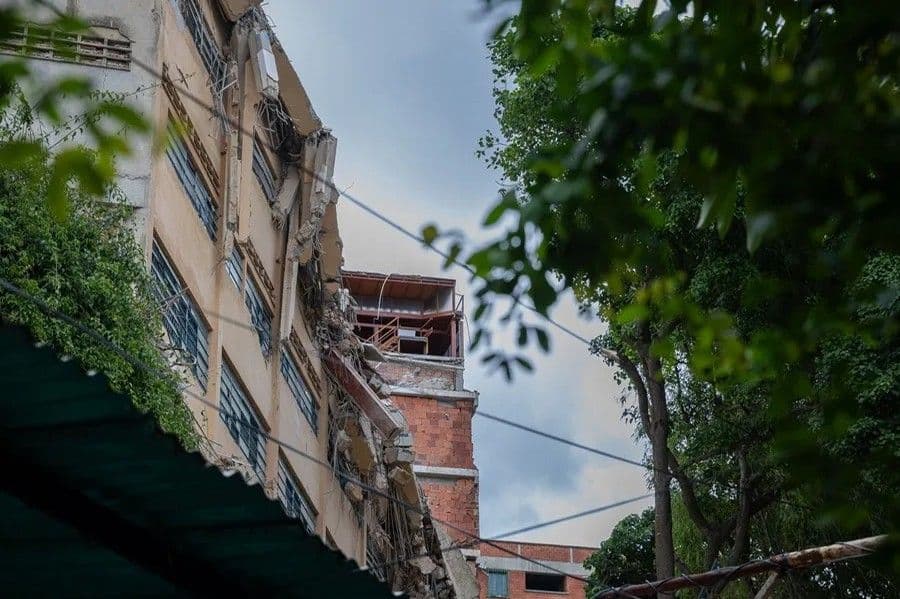 Colapso parcial de colegio en Caracas tras recientes terremotos