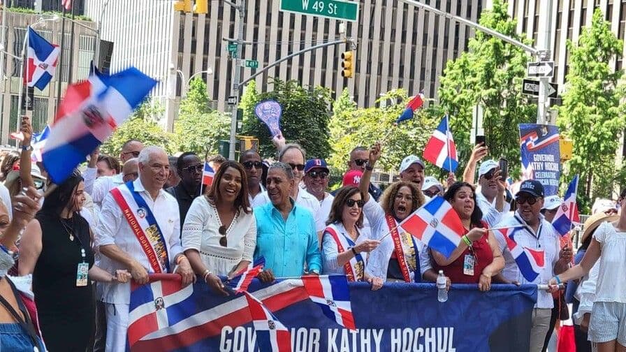 Autoridades de Nueva York participan en el Desfile Nacional Dominicano