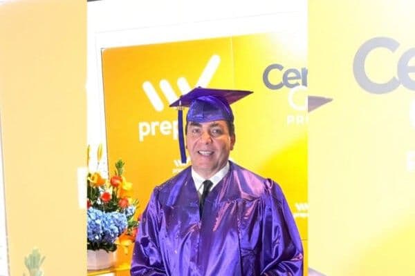 Cristian Castro se gradúa de bachiller a los 51 años acompañado por su madre Verónica Castro
