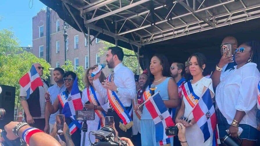Alcalde de Nueva York asiste a la Gran Parada Dominicana del Bronx