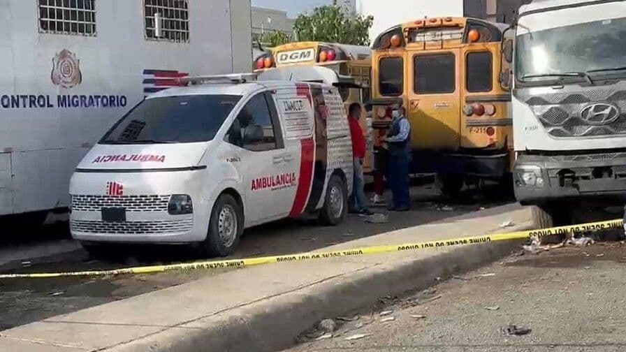 Hallan cuerpo de hombre en descomposición en camión de Migración