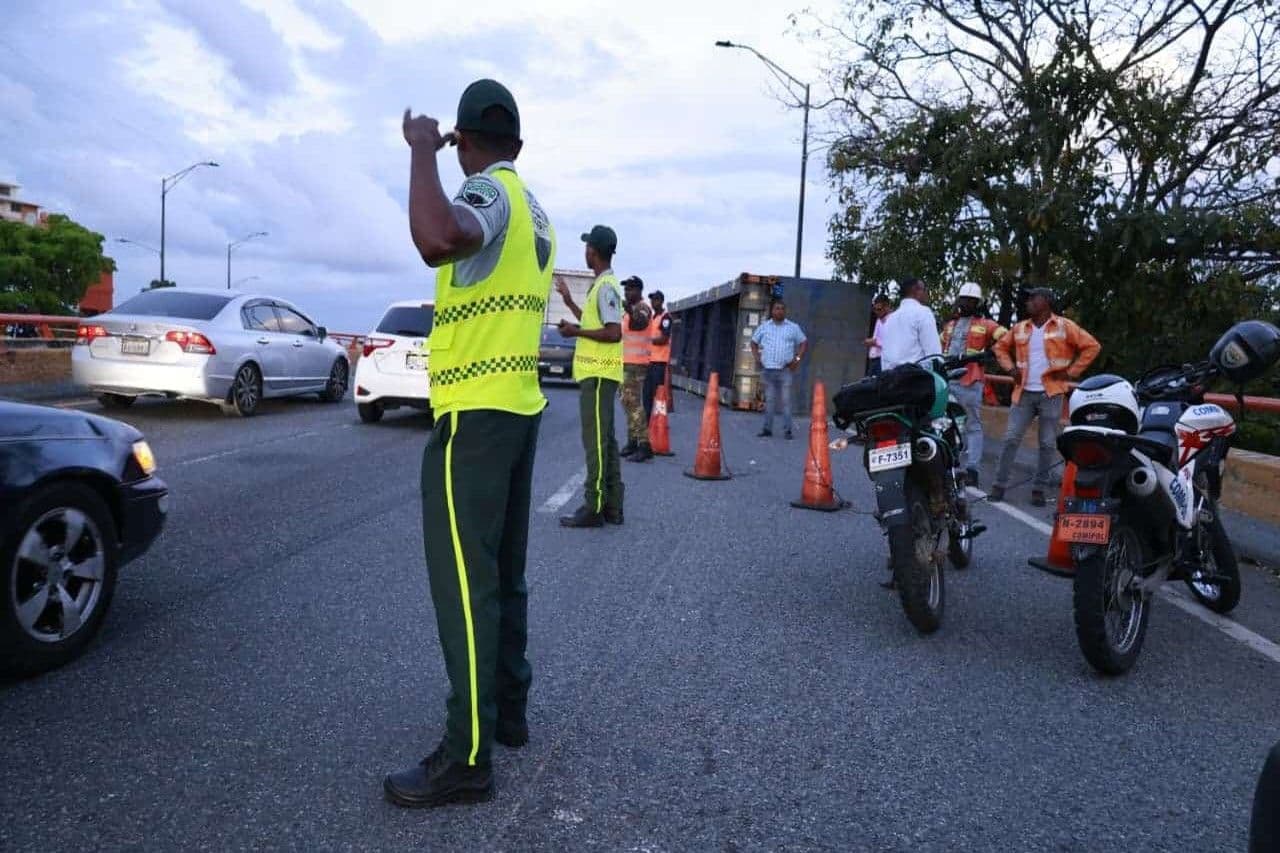 Patana cargada de varillas se vuelca en Expreso V Centenario