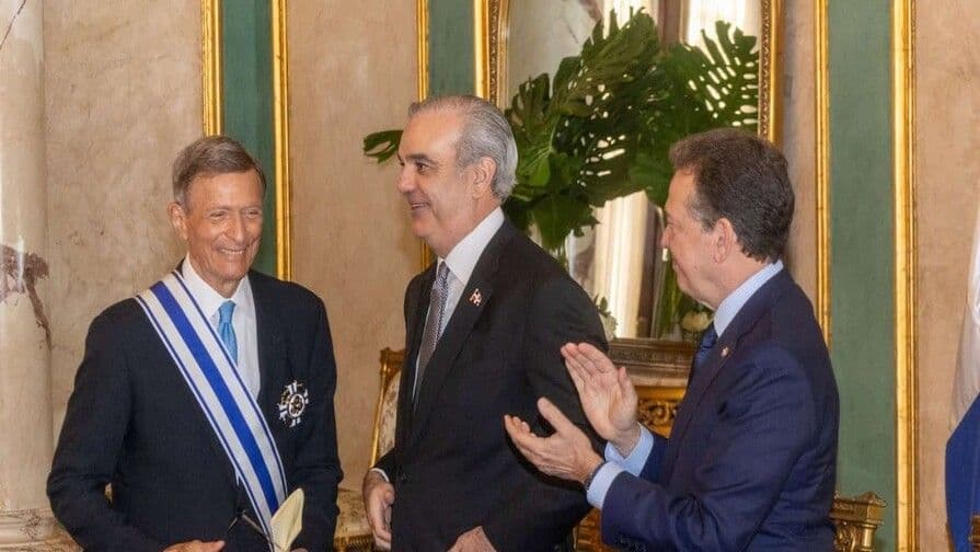 Roberto Álvarez recibe la Orden del Mérito de Duarte, Sánchez y Mella