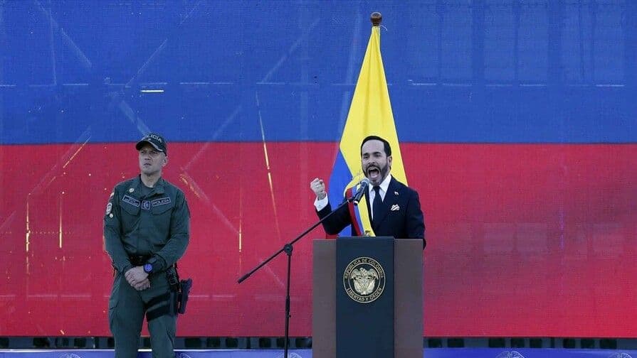 Presidente de Colombia presenta 'Libro de la Verdad' sobre corrupción