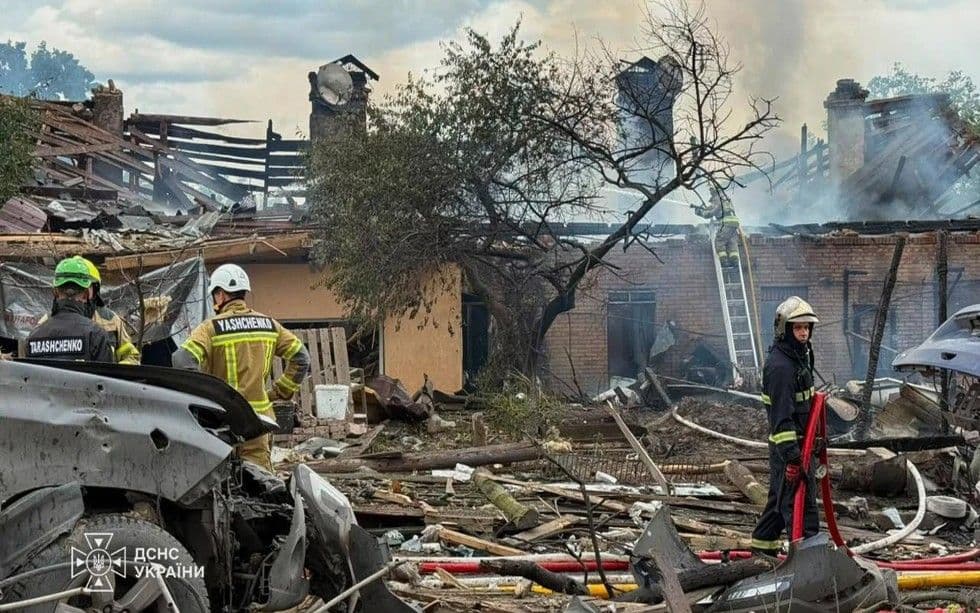 Ataque ucraniano provoca incendio en refinería rusa; Putin reconoce escasez de combustible