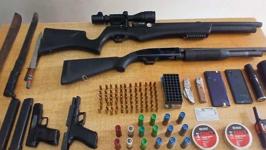Detienen a cuatro personas y ocupan armas de fuego en Barahona