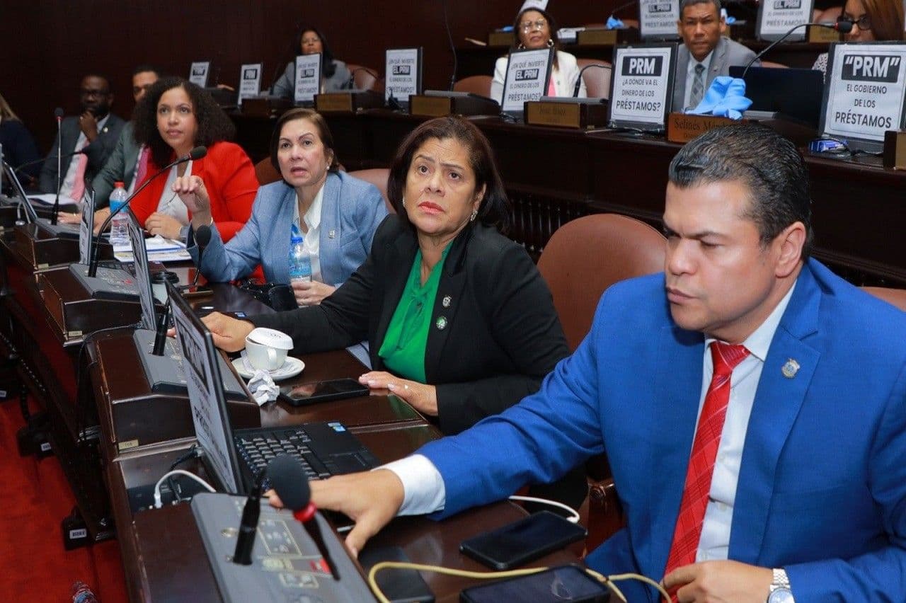 Diputados de la oposición protestan contra préstamos del Gobierno