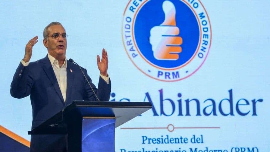 Luis Abinader asume presidencia del PRM con compromiso de unidad y renovación