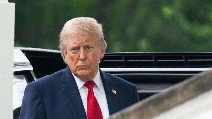 Retraso en despegue del avión presidencial de Donald Trump por pruebas de seguridad