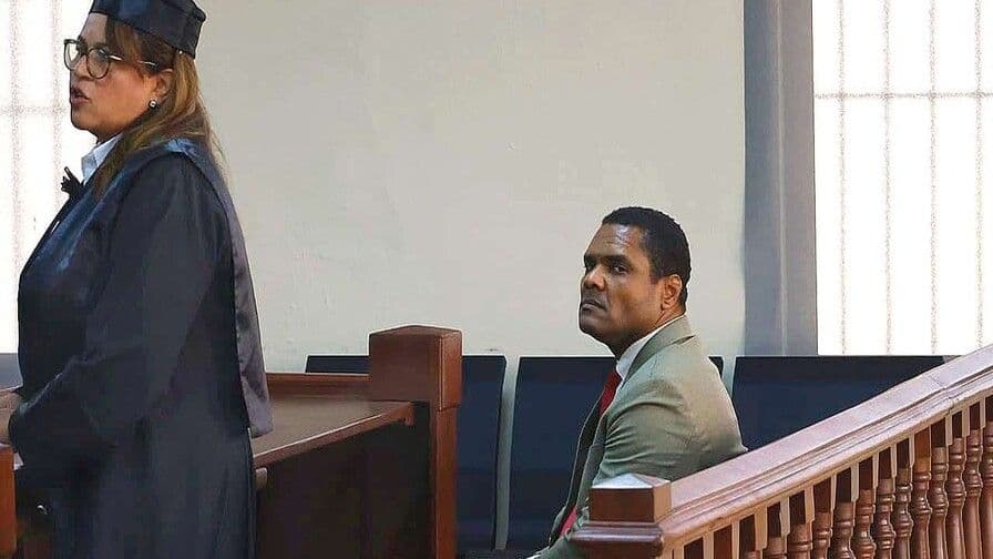 Corte Penal mantiene permiso laboral a Donni Santana con restricciones