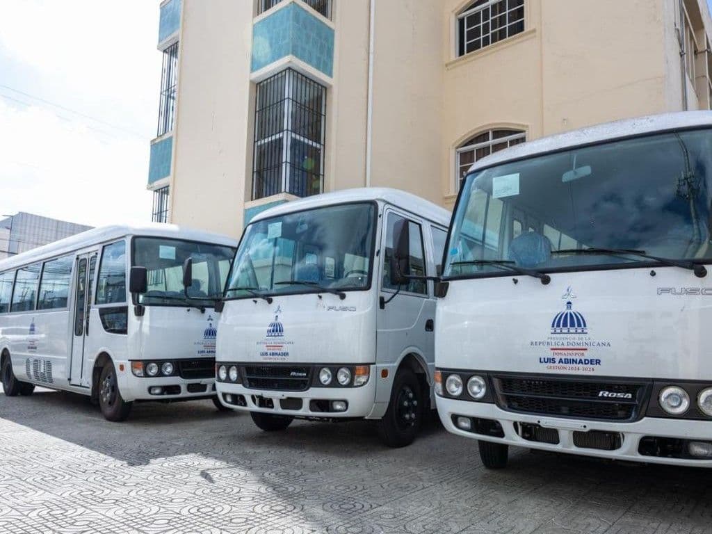 Gobierno entrega autobuses para transporte estudiantil en provincia Duarte