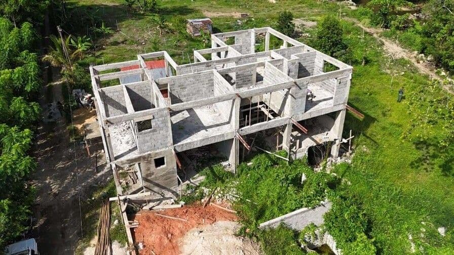Intervención de Medio Ambiente en edificaciones cerca del río Maimón genera controversia