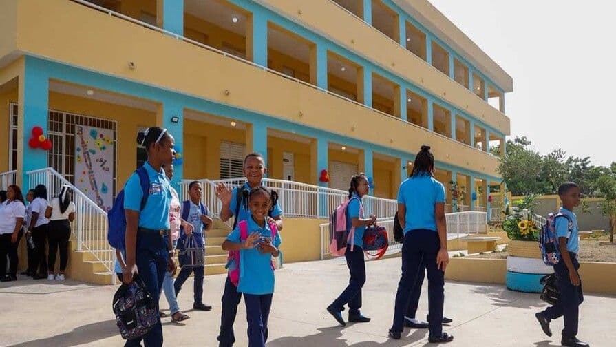 Inicia año escolar en República Dominicana con enfoque en IA y educación digital