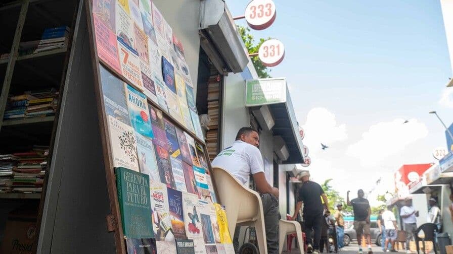 Libros usados persisten como opción económica en la era digital