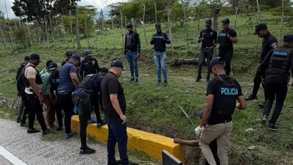 Policía arresta a dos jóvenes por asalto a tienda de celulares en San Juan