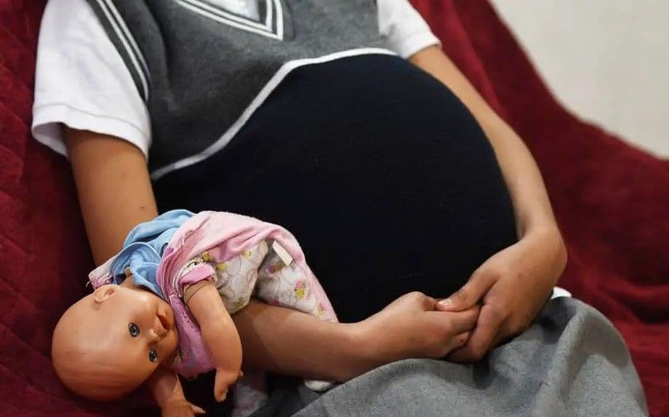 Normalización de relaciones entre adultos y menores aumenta riesgos de embarazo adolescente