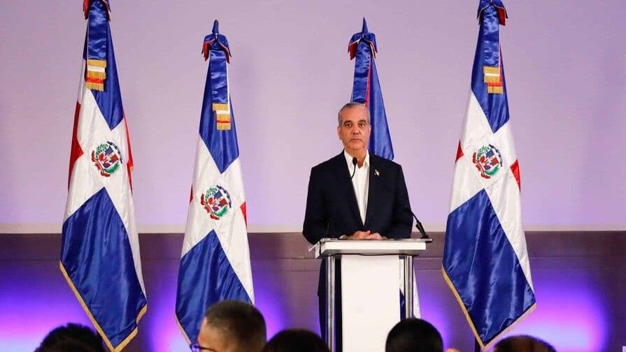 Abinader exige cumplimiento legal a empresas sin importar nacionalidad