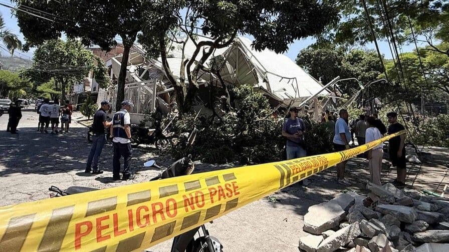 Madre busca a su hijo tras terremoto en Colombia