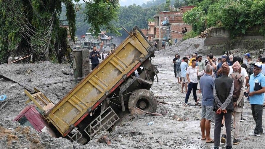 Casi 700 muertos por riada masiva en Nepal