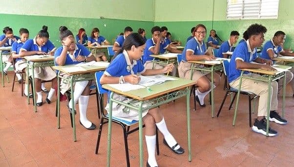 Supérate entrega subsidio para incentivar la asistencia escolar