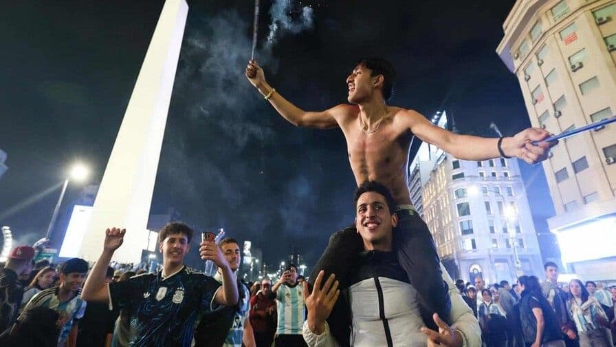 Celebraciones en Argentina tras victoria en semifinal mundialista
