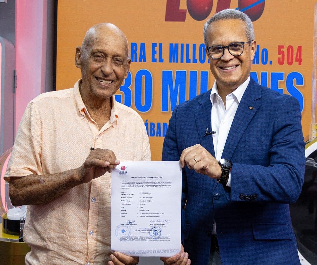 LEIDSA entrega certificado a artesano ganador de 30 millones con el sorteo Loto