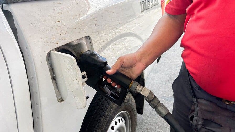 Gobierno congela precios de combustibles en República Dominicana