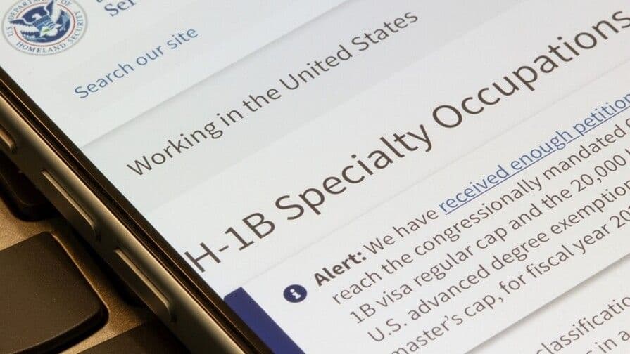 Gobierno de Trump propone tarifa de 100,000 dólares para visa H-1B