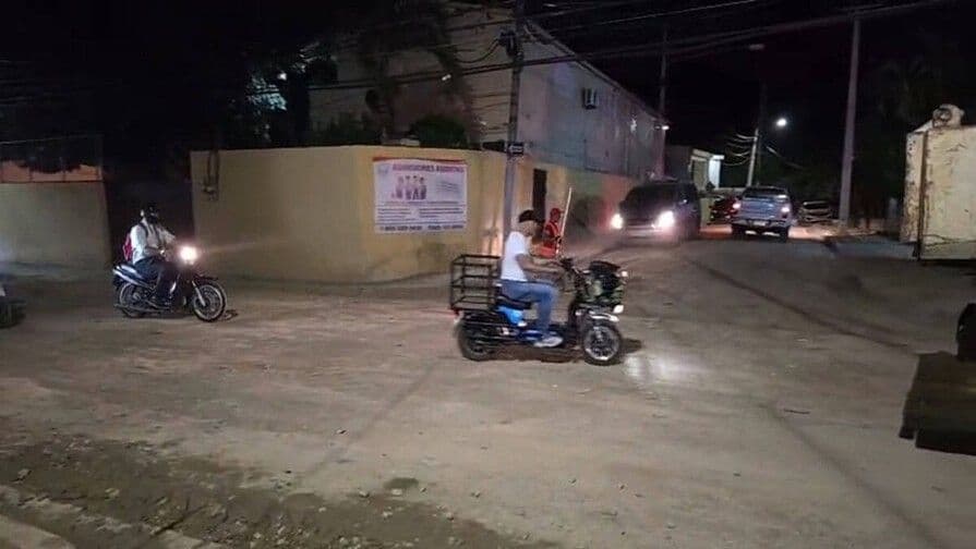 Reabren tránsito en calle de Santiago tras reparación de colector