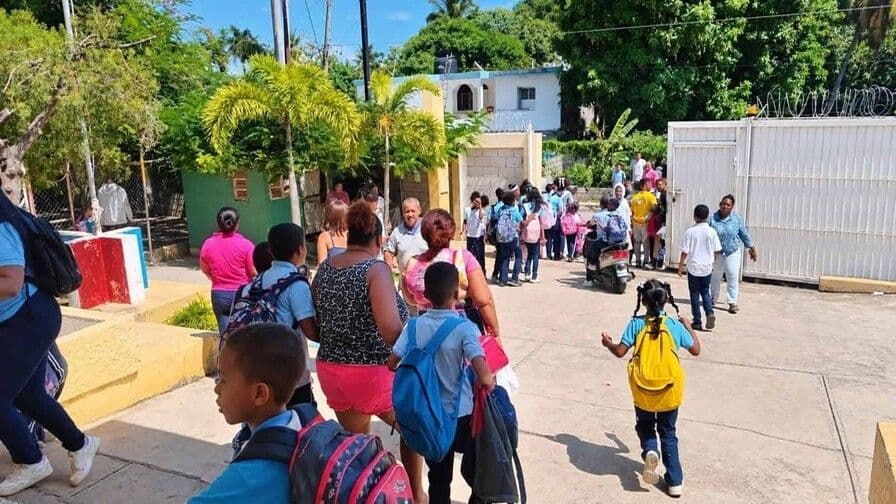 Hombre armado irrumpe en escuela de Barahona y amenaza a director