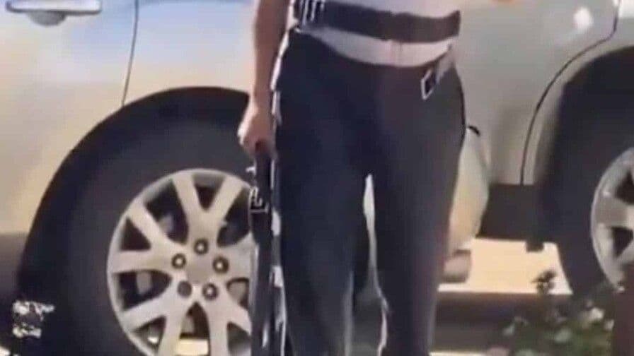 Hombre enfrenta posibles sanciones por exhibir arma en Ciudad Juan Bosch