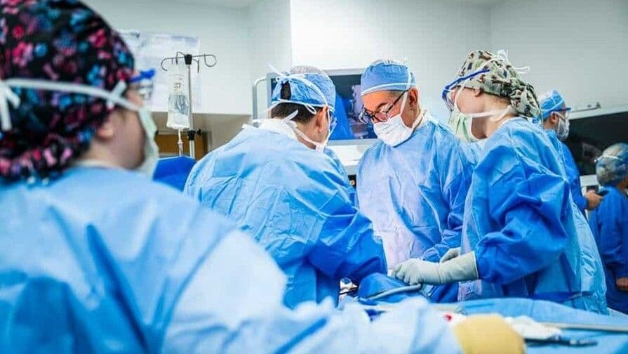 Innovador trasplante de retina devuelve la vista a una mujer en Italia