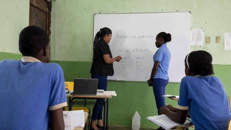Creciente hostilidad en aulas afecta a docentes dominicanos