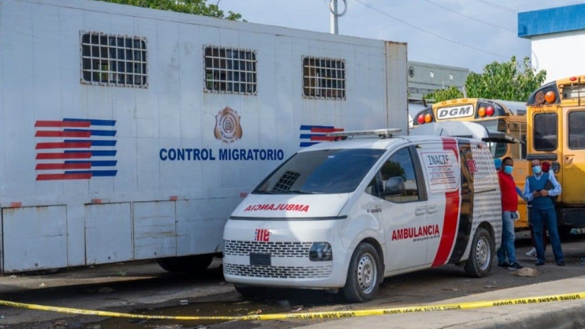 Investigan hallazgo de cuerpo en camión de Migración