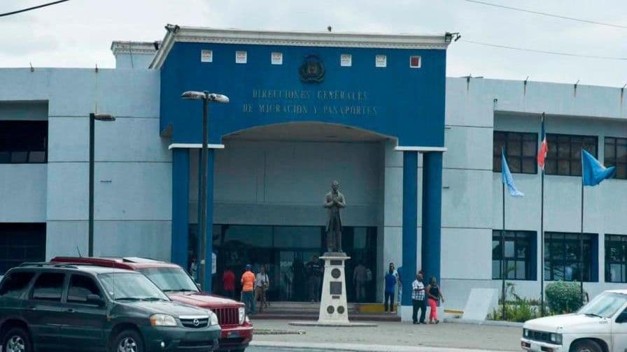 Inspector de Migración detenido por facilitar salidas irregulares en AILA