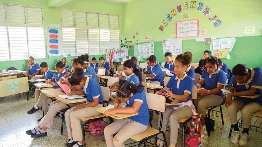 Estudiantes dominicanos enfrentan desafíos de ruido en clases de Ciencias