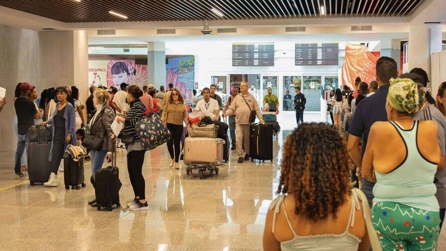 Cobro de US$10 por tarjeta de turista a dominicanos sigue vigente