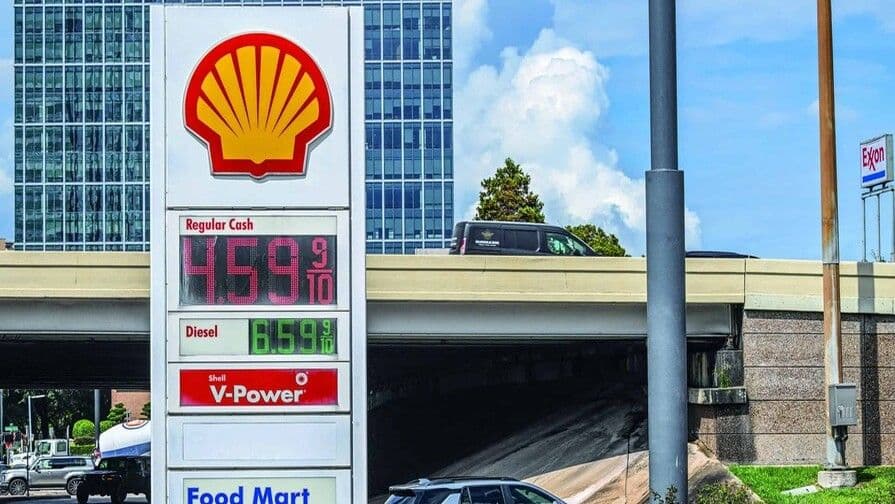Gasolina en EE. UU. mantiene precios altos a semanas de elecciones