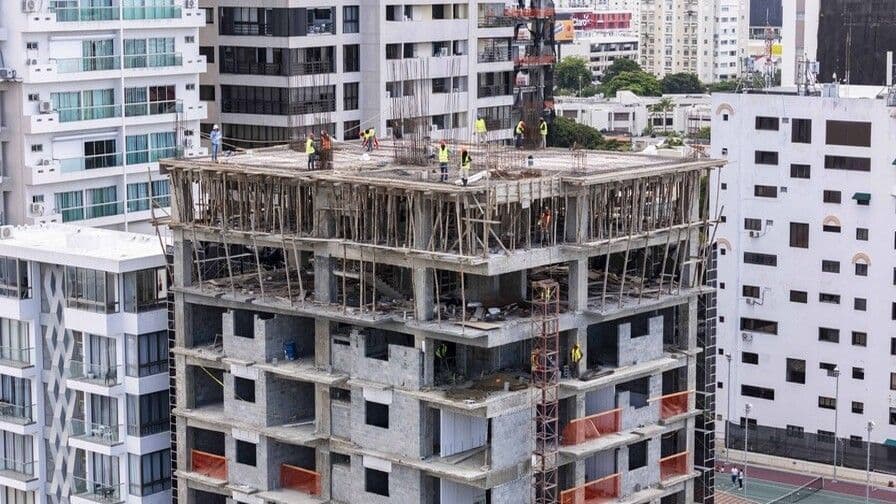 Subcontratos impulsan alza en costos de construcción en junio 2026