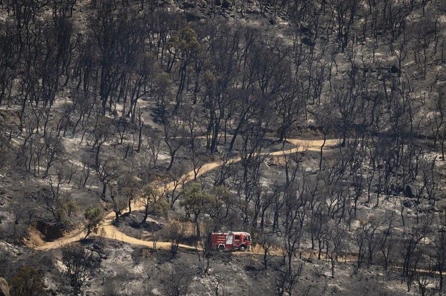 Incendio en Les Gavarres amenaza con arrasar 30.000 hectáreas