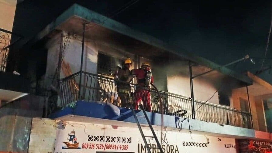 Incendio en Santiago afecta mueblería en segundo nivel de local