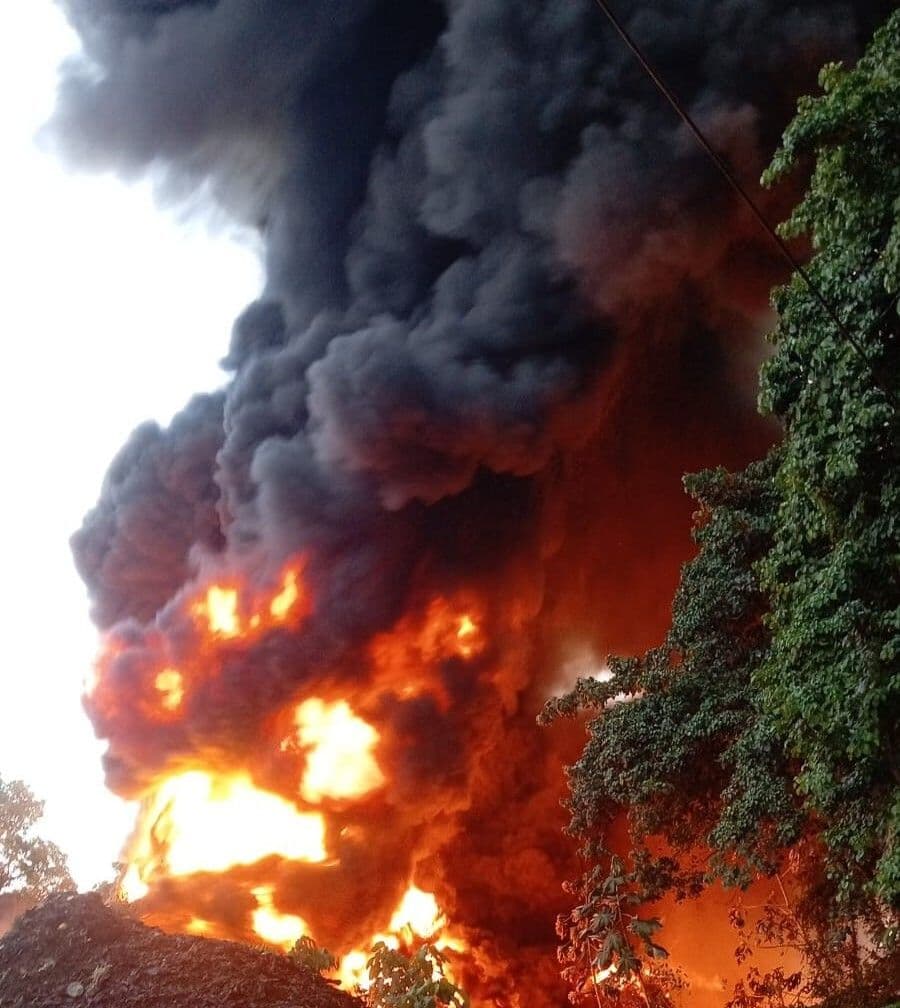 Incendio en vertedero de Cancino Adentro cubre de humo sectores de Santo Domingo Este
