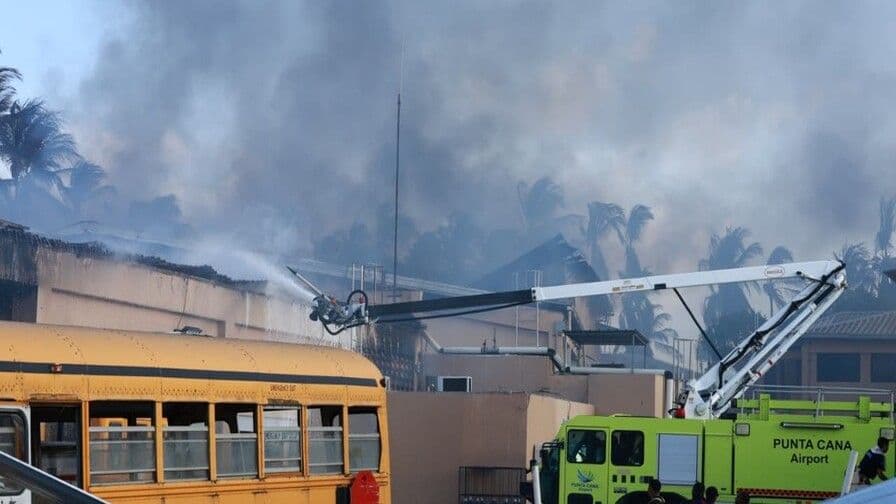 Incendio en hotel de Bayahíbe continúa activo tras más de cinco horas