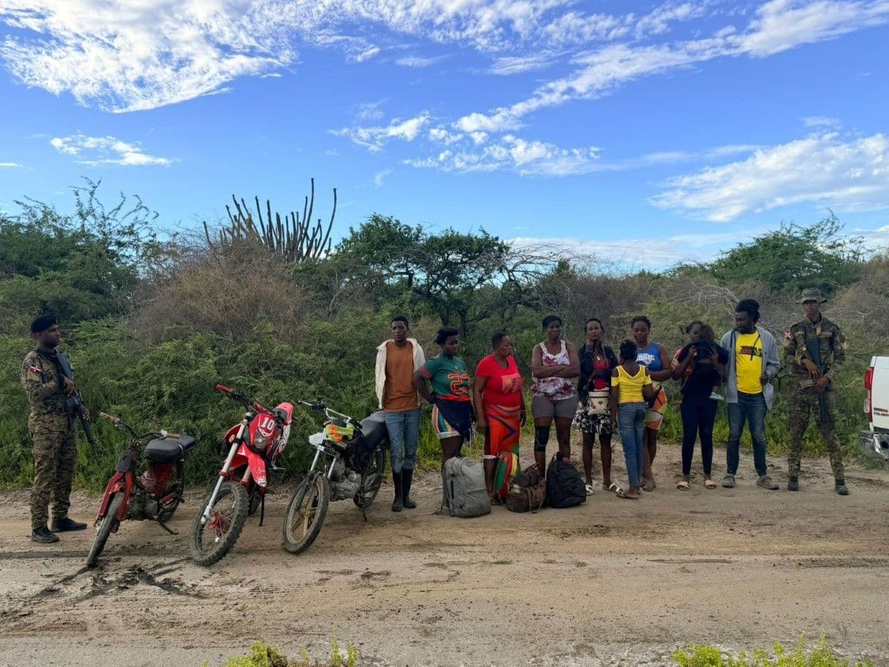 Ejército detiene a diez indocumentados en operativo en Montecristi