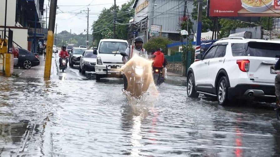 Alerta por inundaciones en Gran Santo Domingo debido a onda tropical