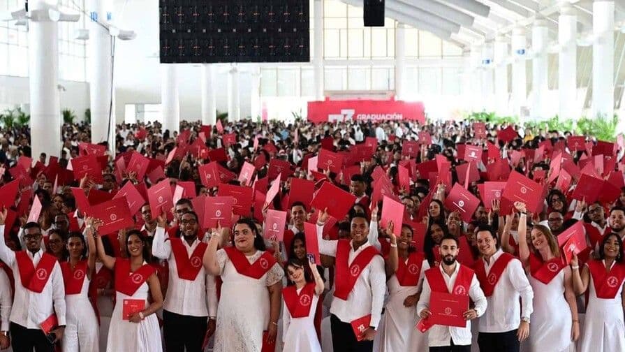 Intec gradúa a 945 nuevos profesionales en su 73ª ceremonia