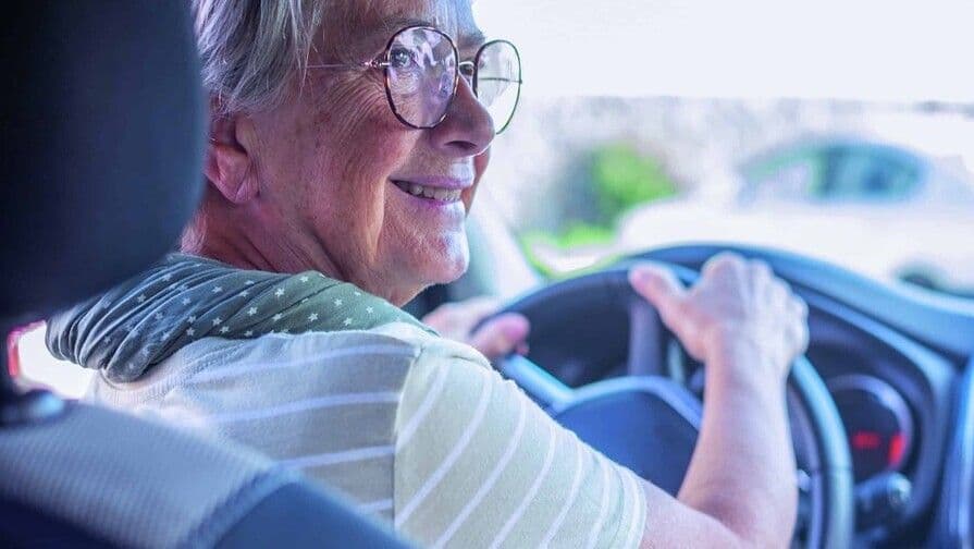 Intrant ajusta vigencia de licencias para mayores de 65 años