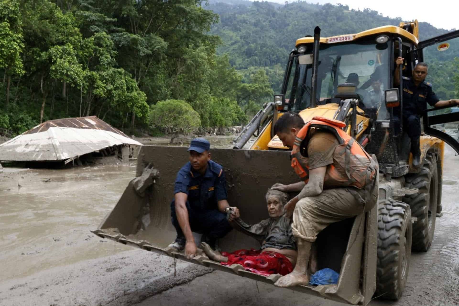 Riada en Nepal deja 55 muertos y 403 desaparecidos